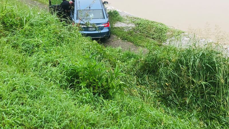 Car crashes nearly missing Kanawha River